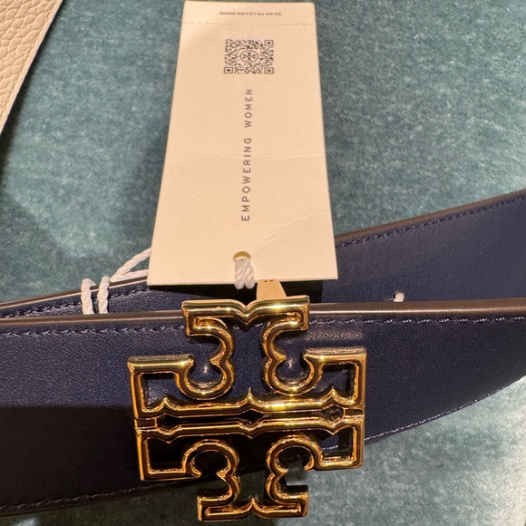 Tory Burch Britten Signature T Logo 1.5 “ Length Leather Reversible Belt - Picture 2 of 9